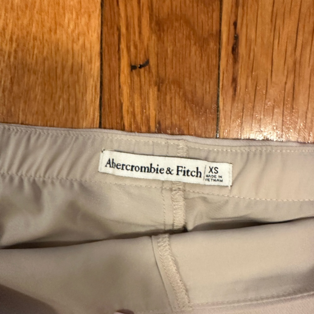 Abercrombie & Fitch Scarlett Mini Skort – Size XS (Deep Taupe) - Picture 2 of 3